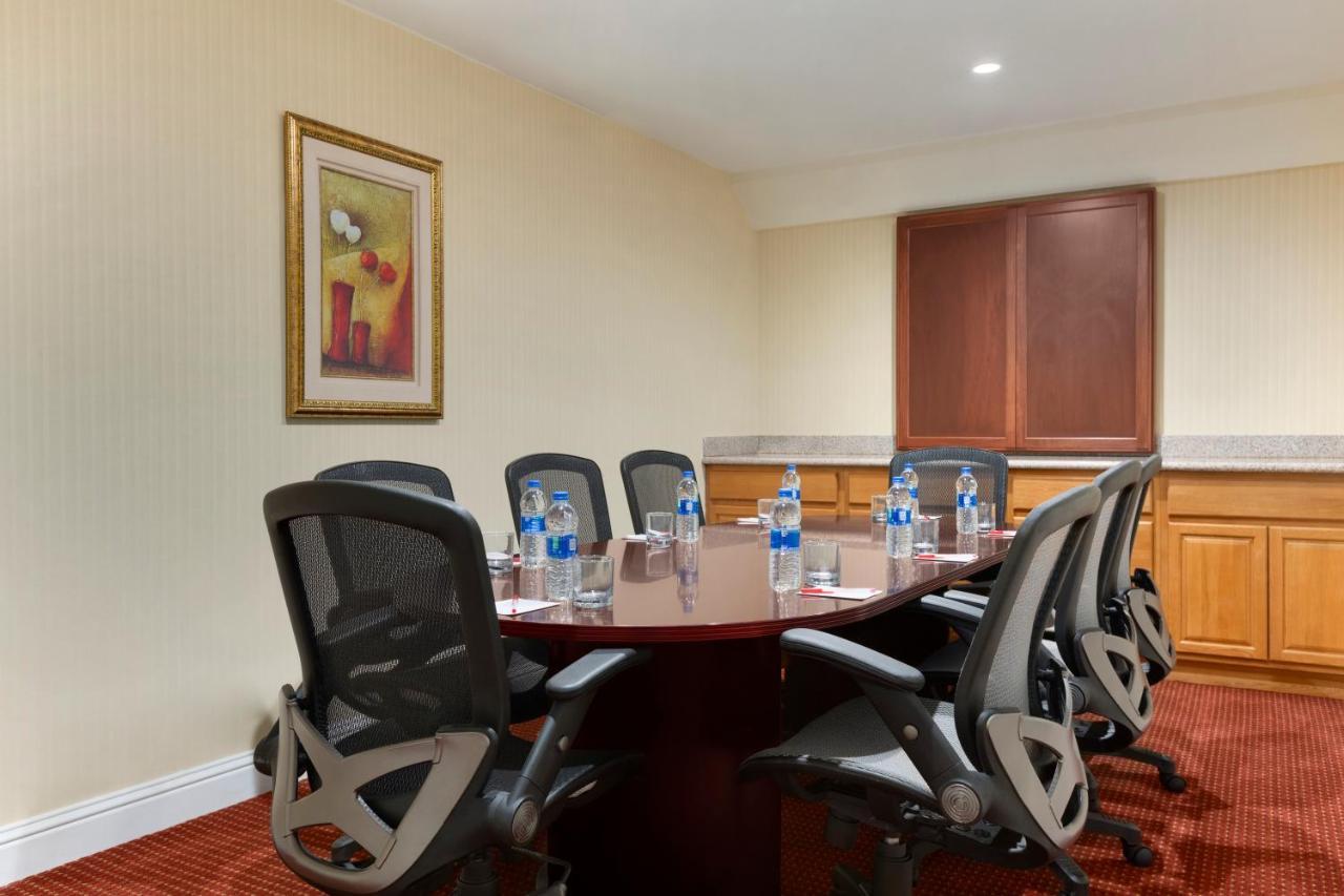 Ramada By Wyndham Oakland Downtown City Center Bagian luar foto