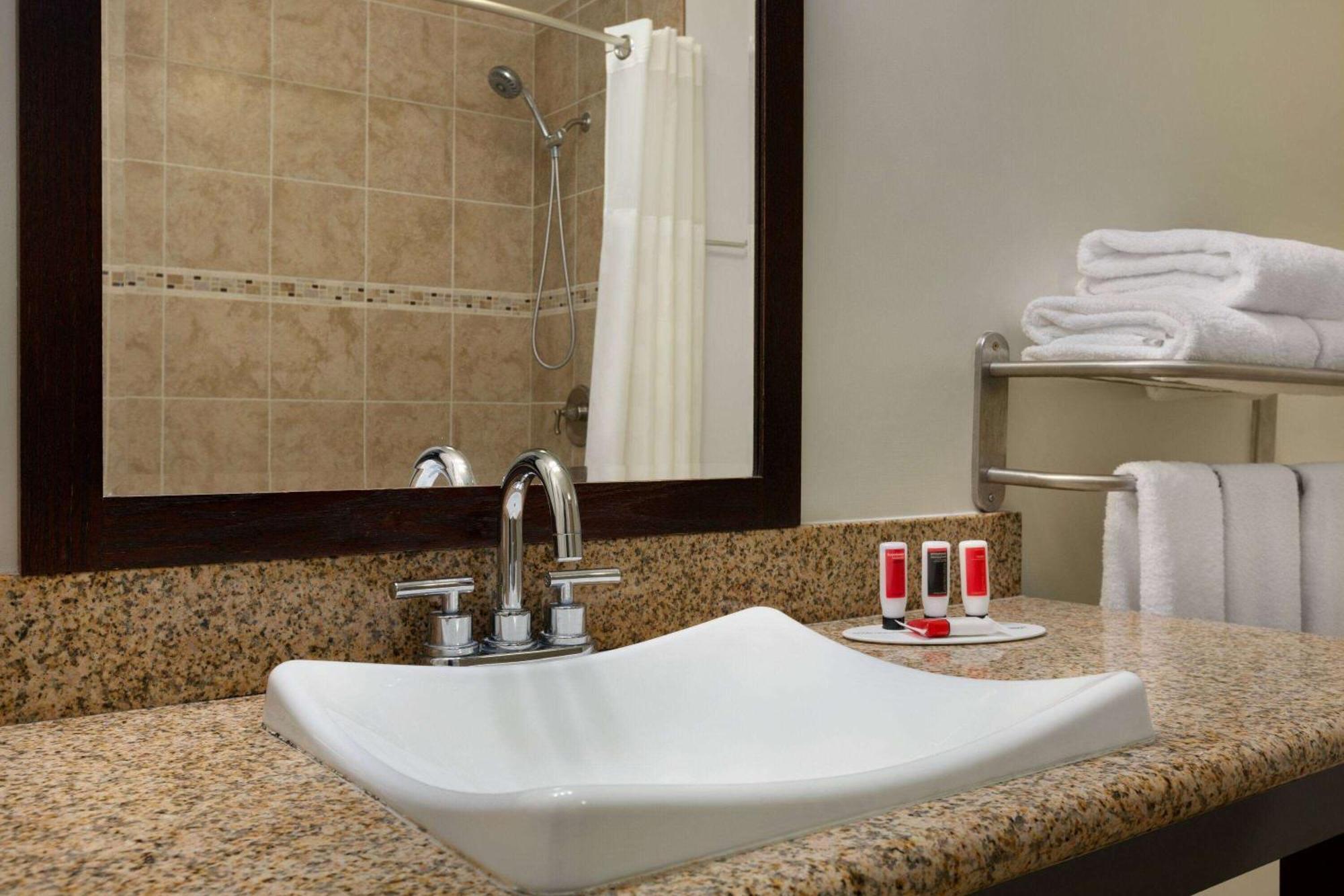 Ramada By Wyndham Oakland Downtown City Center Bagian luar foto