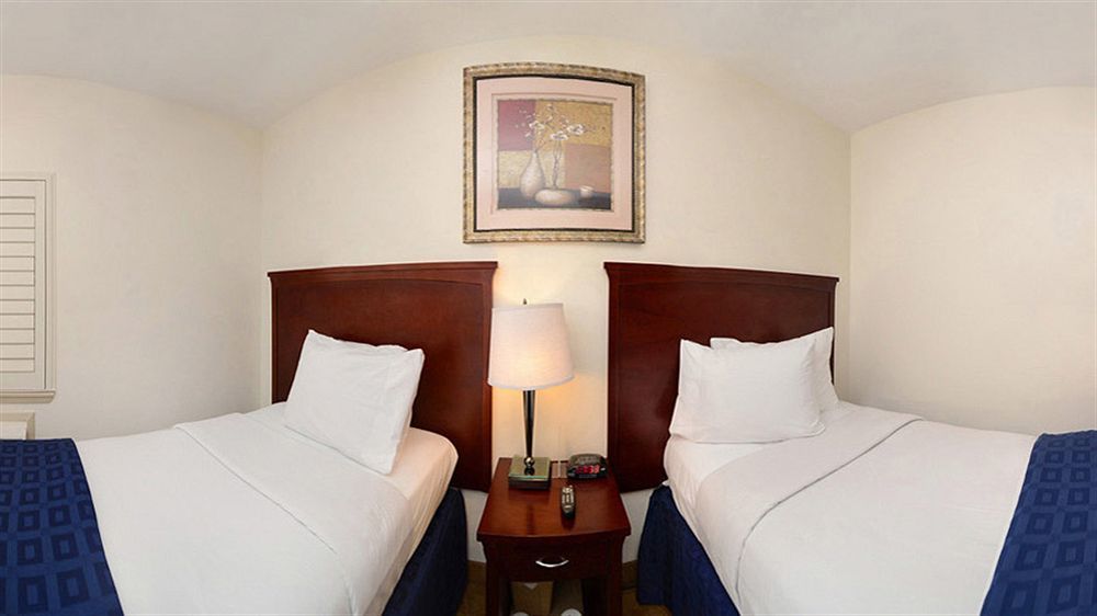 Ramada By Wyndham Oakland Downtown City Center Bagian luar foto