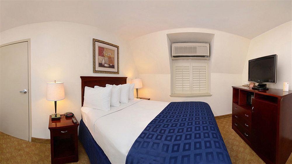Ramada By Wyndham Oakland Downtown City Center Bagian luar foto